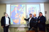 Zenek Martyniuk przy Hallera 25. Mural stworzy Rafał Roskowiński. Wszyscy zaśpiewali "Przez twe oczy zielone" (zdjęcia, wideo)