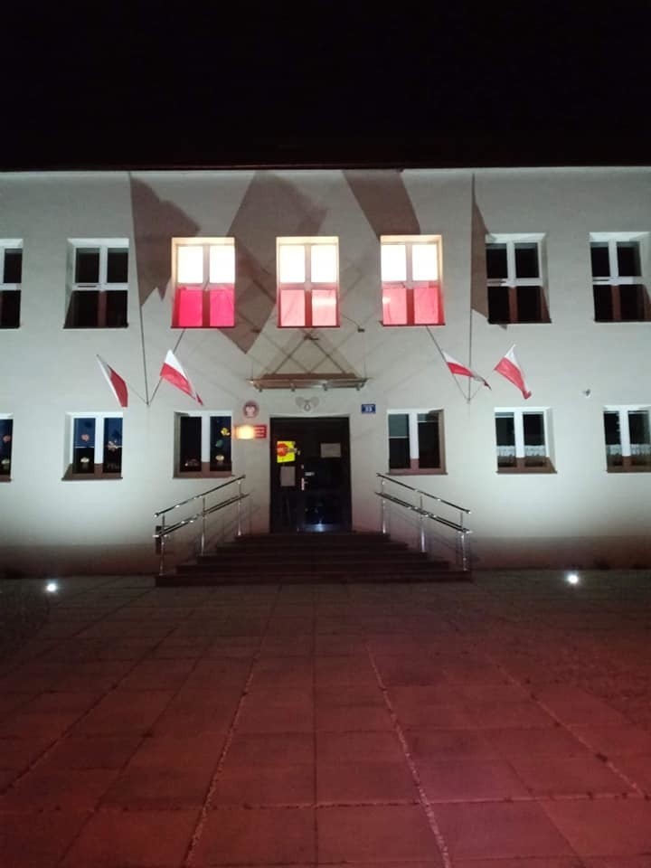 Flagi w okna, podświetlona szkoła i morsy z flagą. Tak świętowaliśmy 11 listopada w Bytowie [ZDJĘCIA]