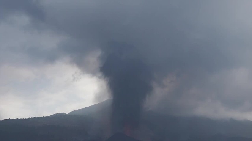 Erupcja wulkanu na La Palma w Hiszpanii. Czy „kwaśny deszcz" dotrze do Polski? Jest komunikat Rządowego Centrum Bezpieczeństwa 