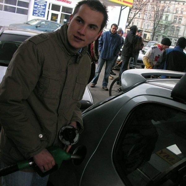 Kierowcy z Brzegu tankowali nawet za kilkanaście groszy i drobnymi monetami płacili za paliwo. Ostrzegają, że jeśli protest nie odniesie skutku - powtórzą go.