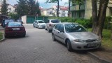 Czytelniczka: Uczniowie i nauczyciele zastawiają nasz parking i uniemożliwiają przejazd