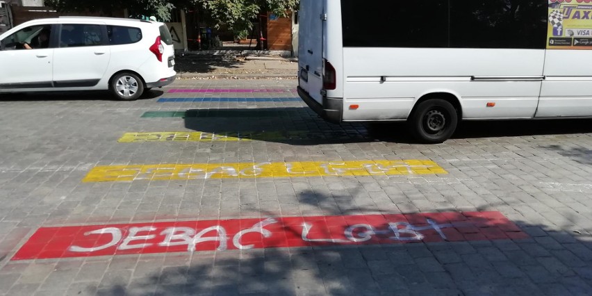 Tęczowe pasy zniszczone. A miała być strefa wolna od nienawiści (ZDJĘCIA)