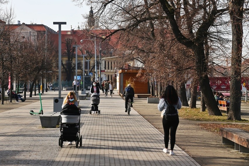 Wiosennie we Wrocławiu. Ludzie tłumnie ruszyli do parków i na skwery [ZDJĘCIA]