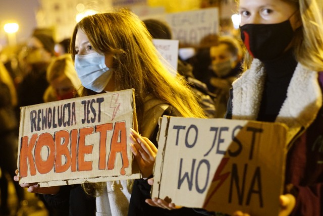 Sobota jest kolejnym dniem protestu kobiet przeciwko orzeczeniu Trybunału Konstytucyjnego w sprawie aborcji. Po tym, jak w ciągu dnia każdy chętny mógł wyrazić swój sprzeciw w dość nietypowy sposób, czyli... wieszając czarne pranie na Cytadeli, wieczorem manifestujący ponownie spotkali się na placu Wolności w Poznaniu.Kolejne zdjęcie --->