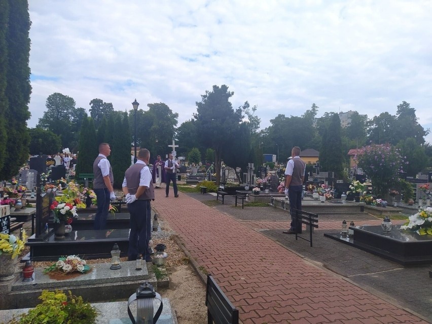 Pogrzeb Oliwiera Rzeźniczaka w Oleśnicy. Bliscy żegnają zmarłego chłopca [ZDJĘCIA]