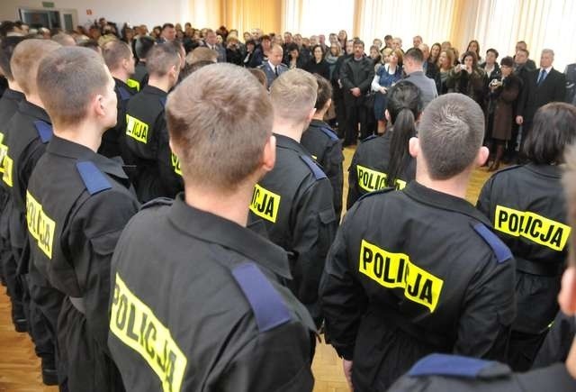 Policjanci zachowali jedynie prawo do trzynastki i dopłaty do wczasów pod gruszą 