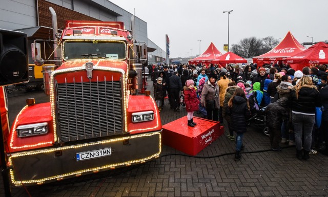 W tym roku do Bydgoszczy przyjadą aż dwie świąteczne ciężarówki Coca Cola. Oprócz bogato oświetlonych ciężarówek, będzie mnóstwo atrakcji - koncerty i zabawy dla dzieci.źródło: TVN Meteo Active / x-news