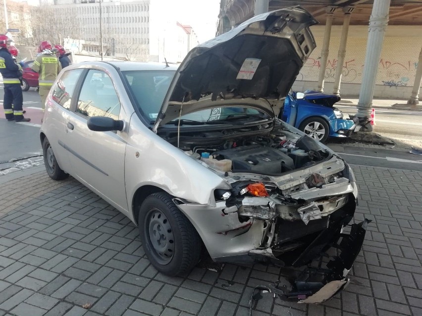 Groźny wypadek w centrum Wrocławia. Jedna osoba ranna
