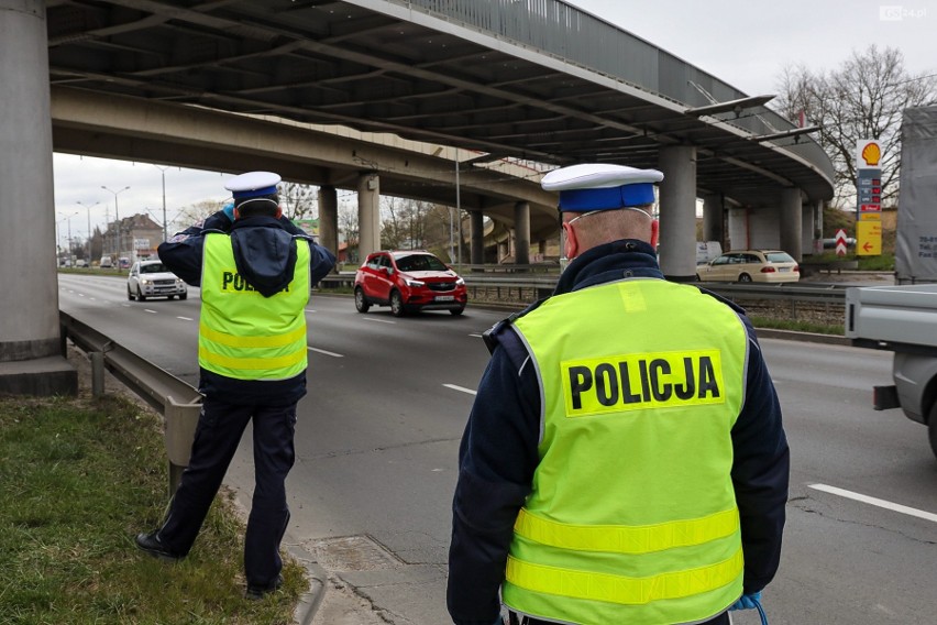 Szczecin. Policja i żandarmeria kontrolują kierowców. Patrole także w parkach i na ulicach 