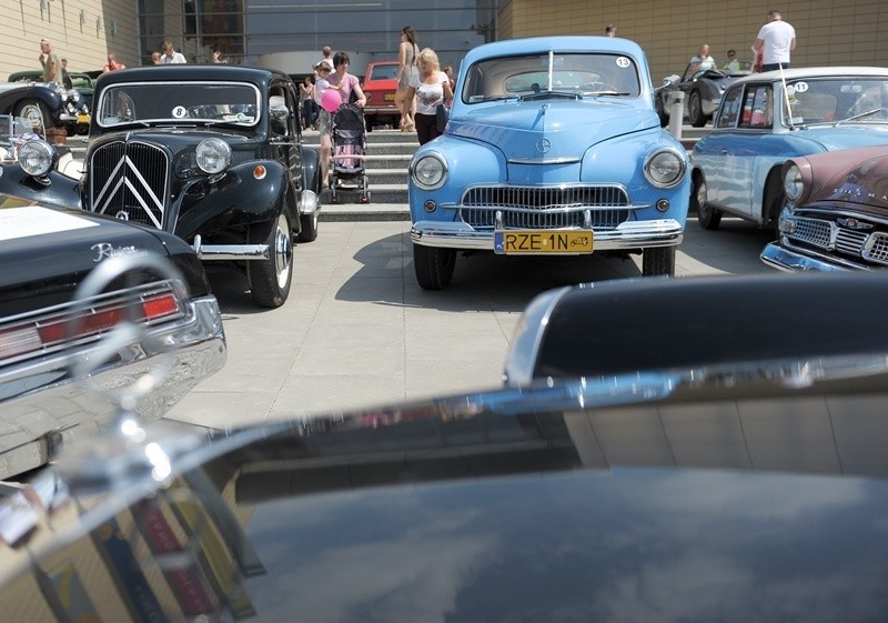 Zabytkowe samochody przed Galerią Sanowa.