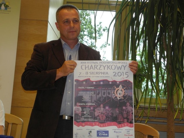 Plakat imprezy prezentuje Zbigniew Chrapkowski, szef domu kultury w Swornegaciach