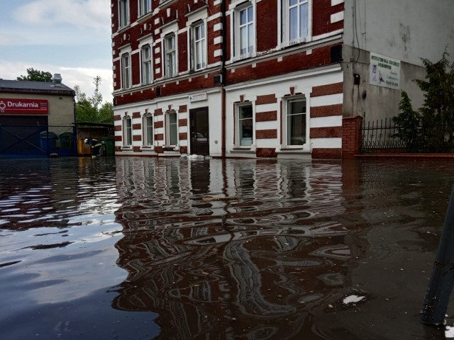 W poniedziałek (20 maja) potężna ulewa przeszła nad Bytowem. Po nawałnicy, która przeszła nad miastem zalane są ulice oraz podtopione posesje. Strażacy usuwają wodę między innymi z ulicy Wojska Polskiego oraz Zielonej.