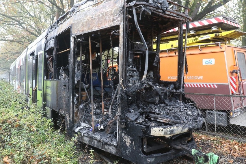 Ogromne zniszczenia po pożarze tramwaju. Kiedy koniec utrudnień?