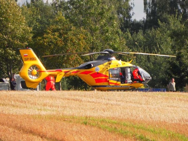 Rannego robotnika zabrał helikopter.