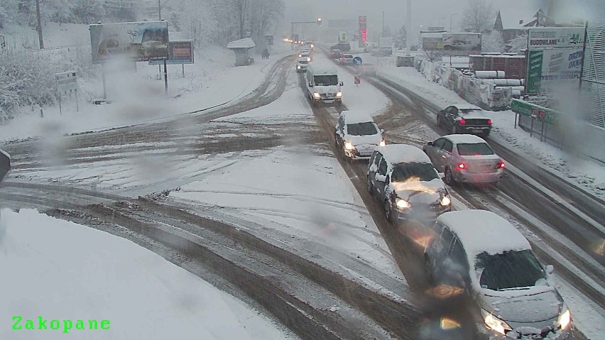 Sypnęło śniegiem. Fatalne warunki drogowe na Podhalu