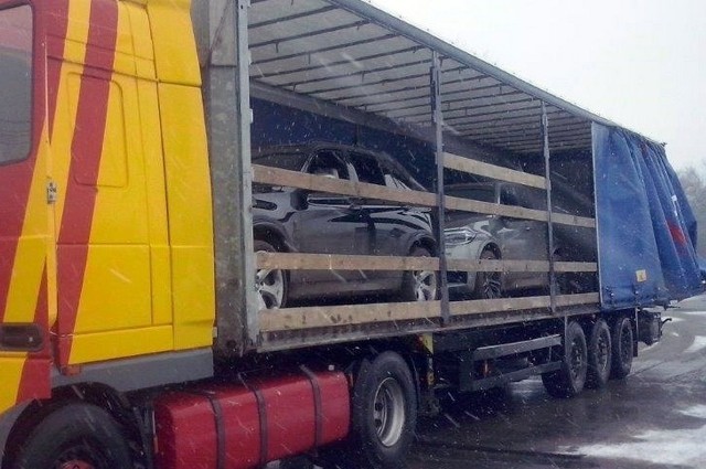 W czwartek w Łomży wspólny patrol Służby Celno-Skarbowej oraz Wojewódzkiej Inspekcji Transportu Drogowego zatrzymał do kontroli litewską ciężarówkę, w naczepie której zgodnie z dokumentami przewożone miałby być 24 palety z towarem.
