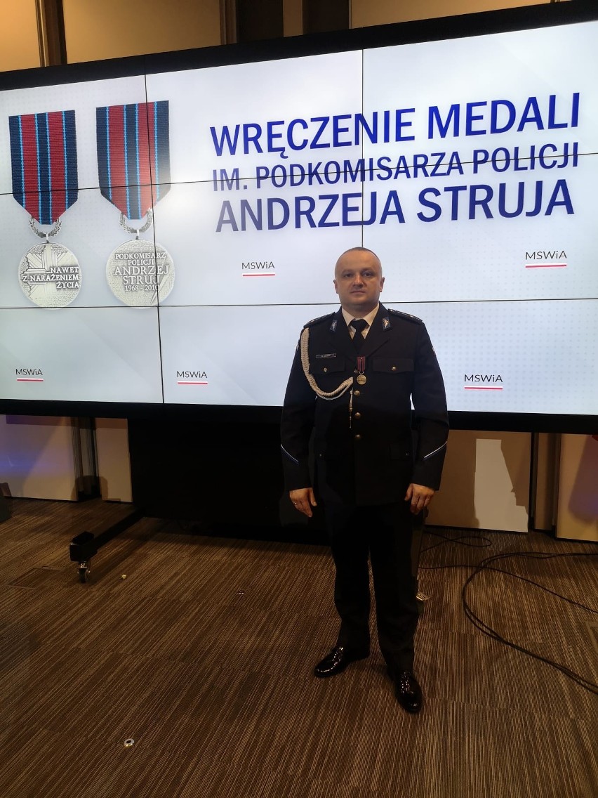 Policjanci z Połańca z medalami za niesienie pomocy z narażeniem życia. W wydarzeniu wziął udział minister Mariusz Kamiński. Zdjęcia