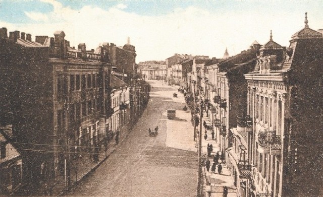 Ulica Sienkiewicza około 1927 roku. Nieopodal, na rogu Warszawskiej, otwarto cukiernię Lux.