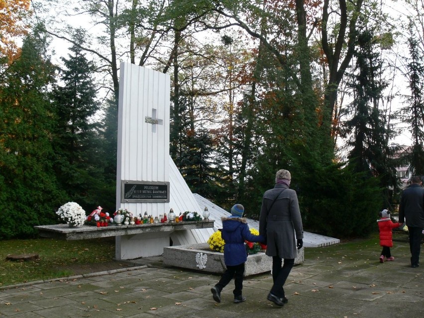 Mieszkańcy palą znicze i przynoszą kwiaty na Cmentarz Wojskowy w Tarnobrzegu