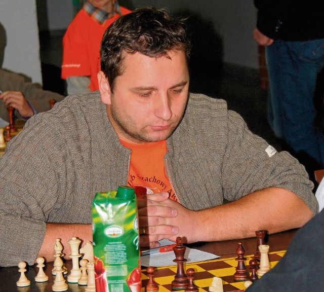 Marcin Suder sam też gra w szachy