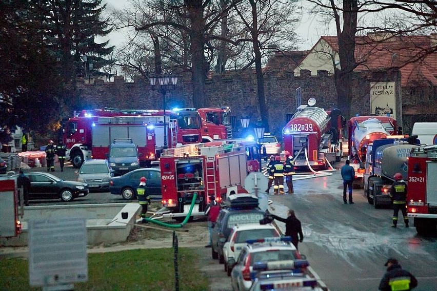 Pożar zamku Książ w Wałbrzychu. Potężne straty. Zawinili robotnicy? (FILMY I ZDJĘCIA)