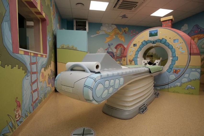 Nowoczesny tomograf komputerowy dla małych pacjentów w szpitalu dziecięcym