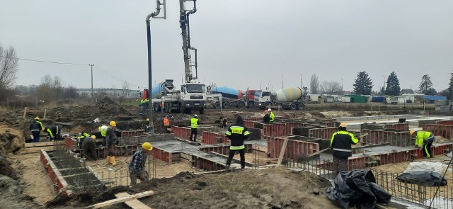 Na placu budowy nowej strażnicy przy ul. Łyskowskiego w Grudziądzu zalewane są w tej chwili ławy fundamentowe