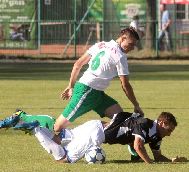 Łukasz Białożyt (w białej koszulce) strzelił gola w meczu z Wigrami, który rozegrano w rundzie jesiennej. Oby nasz piłkarz powtórzył to w niedzielę w Suwałkach. 