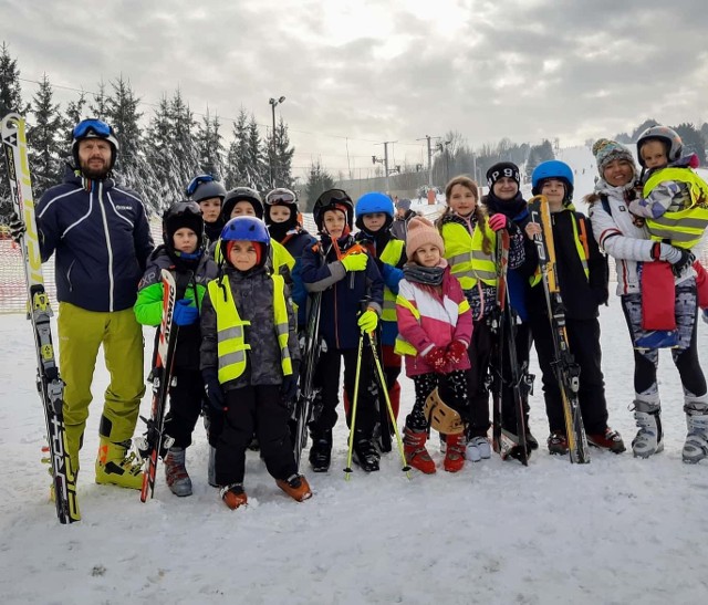 Turbocamp to coś więcej niż obóz! To tydzień inspiracji, wielojęzyczności, sportu, historii i folkloru! Program wypakowany po brzegi, bardzo różnorodny i z głębszym przesłaniem. Uczenie przez poznawanie, inspiracja do nauki języków obcych, bycia otwartym na wiedzę i nie obojętnym.Jaka jest różnica między jodłą a świerkiem? Jak czerpać energię z drzew? Jak zapomnieć na tydzień o telefonie? I jak uczcić rocznicę wyzwolenia obozu w Auschwitz?Oprócz tego narty, piłka nożna, joga i wszechobecna muzyka, która zawsze łagodzi obyczaje. A to wszystko jest dodatkiem do karate Kyokushin i komunikacji w językach obcych (angielskim, hiszpańskim i francuskim), bo to przecież główne założenie obozu TURBOCAMP, którego formułę wymyślili Kama Kępczyńska-Kaleta i Alan Mazur, prezes Klubu Karate SHIRO.Ciekawe  co wymyślą na Turbocamp latem? Zobaczymy w pierwszym tygodniu po zakończeniu roku szkolnego.Szczegóły na FB i Instagram Klub Karate SHIRO(oprac. dor)