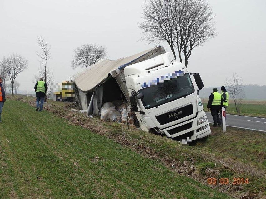 Tir wpadł do rowu.