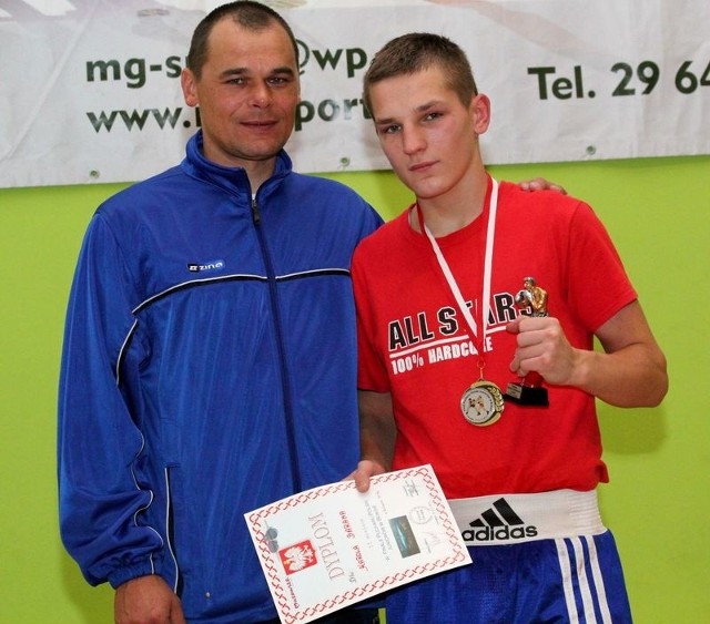 Trener Waldemar Pecura i srebrny medalista Pucharu Polski Juniorów Karol Baran.