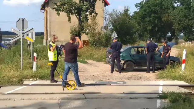 Około godziny 14:00 doszło do wypadku na przejeździe kolejowym w Rzyszczewie (gmina Sławno)Policja informuje, że w samochód osobowy wjechała mała lokomotywa. Wiadomo, że są poszkodowani. Na miejsce leci śmigłowiec Lotniczego Pogotowia Ratunkowego. AktualizacjaSamochodem podróżowały trzy osoby. Jedną z nich do szpitala w Koszalinie zabrało Lotnicze Pogotowie Ratunkowe. Ma podejrzenie urazu kręgosłupa. Wiadomo, że maszynista był trzeźwy. Wkrótce ma zostać otwarta trasa kolejowa pomiędzy Sławnem a Koszalinem.AktualizacjaDo wypadku doszło na niestrzeżonym przejeździe kolejowym, około 6 kilometrów od Sławna w kierunku Koszalina. - Kierowca samochodu marki Volkswagen nie zatrzymał się przed znakiem stop i wjechał na przejazd kolejowy. W tym samym momencie po torach jechała lokomotywa techniczna, która uderzyła w tył pojazdu  - mówi nam sierż. Agnieszka Łukaszek, rzecznik prasowy Komendy Powiatowej Policji w Sławnie. Z ustaleń policji wynika, że wszystkie osoby jadące samochodem osobowym były nietrzeźwe. Jedna osoba, która siedziała z tyłu pojazdu została przetransportowana do szpitala w Koszalinie. Kierowca i pasażer zostali zatrzymani przez policję. - Kierowca nie przyznaje się do winy. Będziemy wyjaśniać okoliczności tego wypadku. W lokomotywie były trzy osoby, ale nie odniosły obrażeń. Maszynista był trzeźwy. 