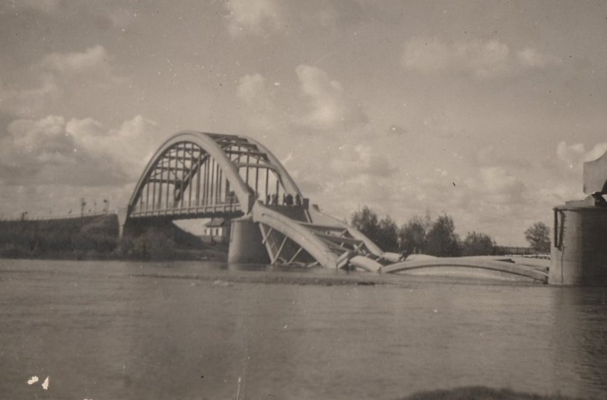 Jedno z przęseł białobrzeskiego mostu zostało wysadzone...