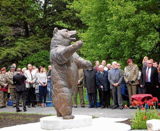 Niedźwiedź Wojtek doczekał się pomnika w parku Jordana w Krakowie