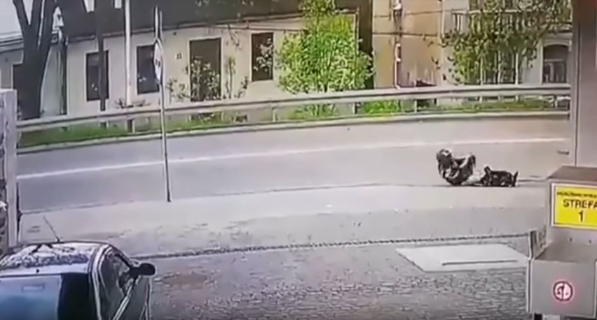 Wypadek motocyklisty. 28-latek stracił nogę. Szokujące zachowanie świadka! [wideo]