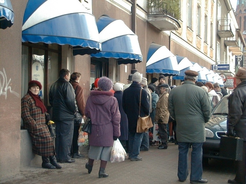 Za czym to kolejka? Nie wiemy. Na pewno jest to ul. Lipowa....