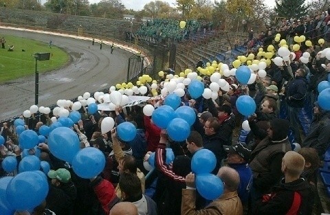 Kibice Motoru przygotowali balonową oprawę