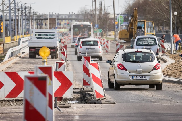 Rzeczywiście, remont jeszcze nie jest zakończony a już widać, że zamiast dodatkowego pasa, na którym mógłby się zatrzymywać autobus  i dalej jechać prosto pasem, który jest przeznaczony do skrętu w prawo, drogowcy zrobili zatoczkę,