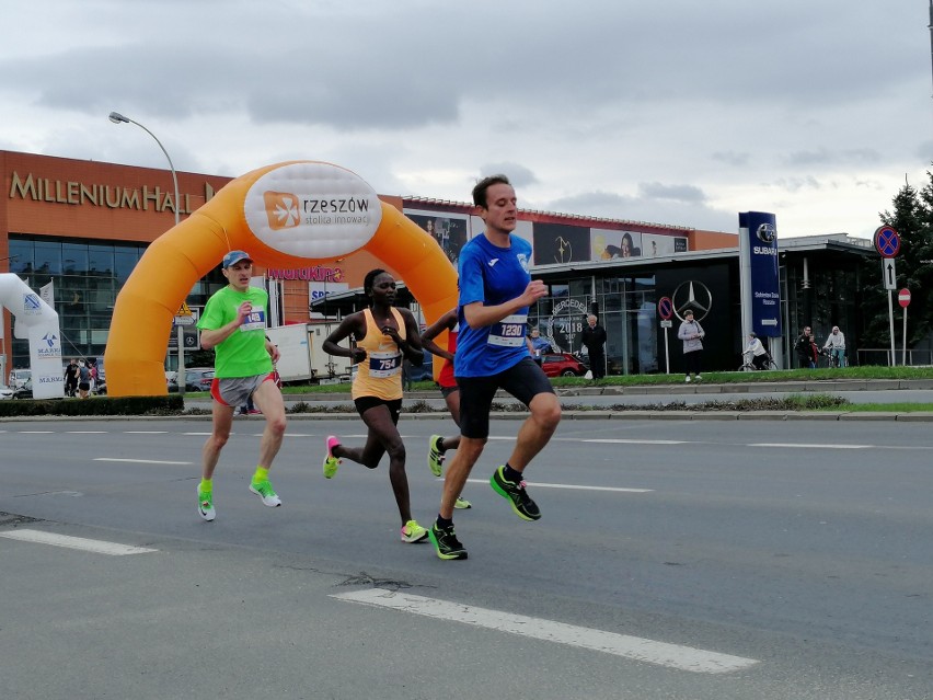 O 10:00 rozpoczął się 12. PKO Półmaraton Rzeszowski....