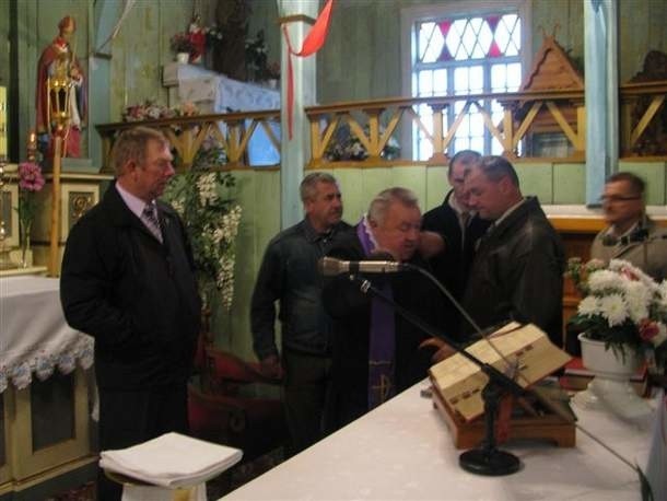 Parafianie wywlekli swojego proboszcza spod ołtarza! (zdjęcia)