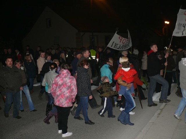 Mieszkańcy mają dość TIR-ów przejeżdżających obok ich domów