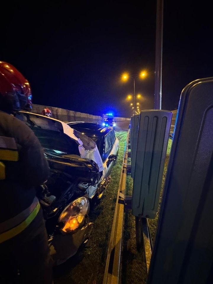 Nocny wypadek na autostradzie A1 w Grębocinie. Samochód uderzył w bandę