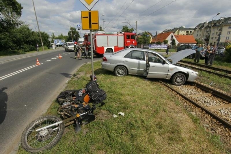 Wrocław: Wypadek na Kosmonautów. Mazda na torowisku. Nie jeżdżą tramwaje (ZDJĘCIA)