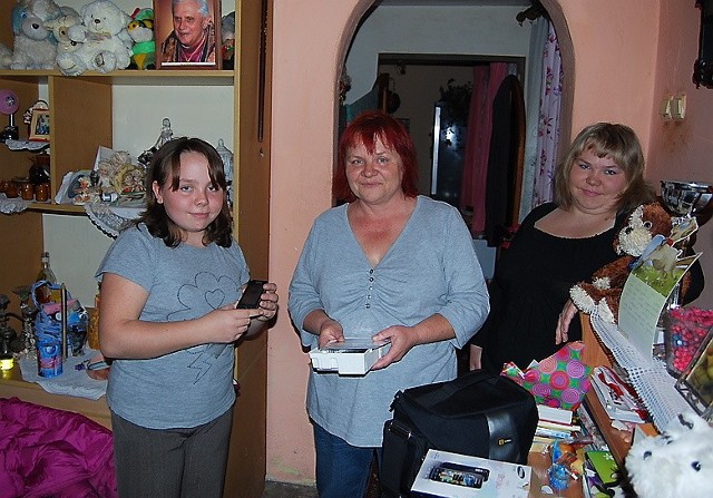W otwieraniu paczek z prezentami Oliwii pomagała mama Elżbieta i starsza siostra Sandra