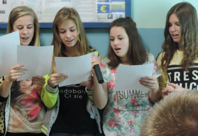 Uczniowie szkoły w Olesznie śpiewali pieśni patriotyczne na przerwach między lekcjami.