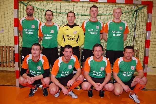 Drużyna PGK Połaniec wygrała pierwszy mecz i jest wiceliderem ligi. W drużynie tej gra między innymi znany w regionie piłkarz, wychowanek Czarnych Połaniec Piotr Kajda (w górnym rzędzie pierwszy z lewej).