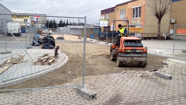 Prace przy budowie ulicy Okulickiego Bocznej, która przetnie przez plac targowy i umożliwi dojazd do parkingów na targu