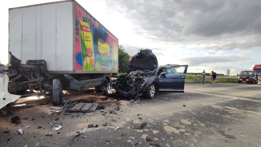 Wypadek na A1 w Gąskach: dostawczy mercedes zderzył się z citroenem C5. Ranna ciężarna kobieta