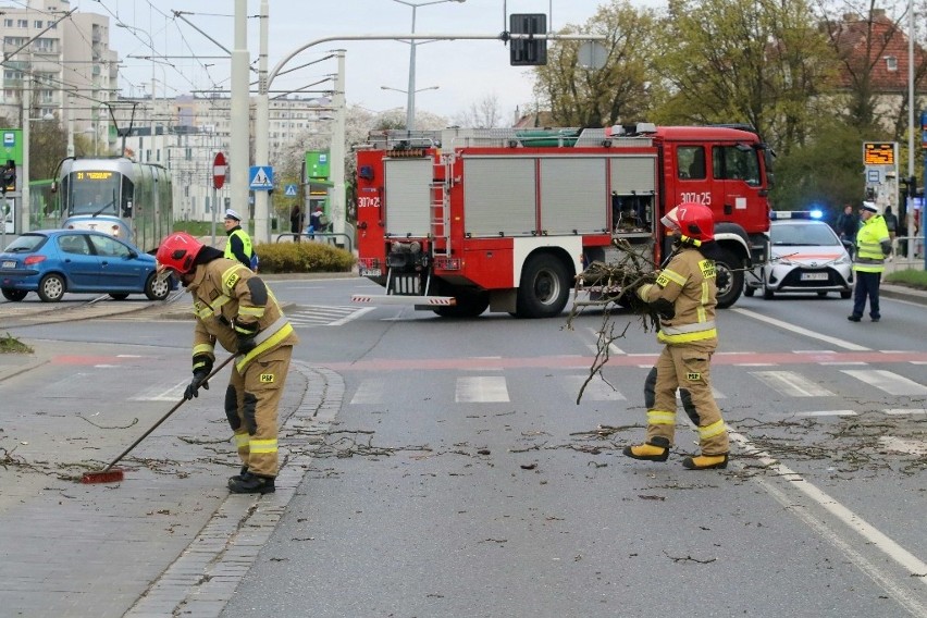 Akcja straży na Pilczyckiej we Wrocławiu. Ulica zamknięta dla ruchu (ZDJĘCIA)