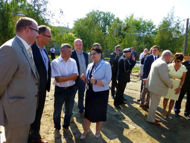 Wmurowanie kamienia węgielnego w ŻninieWydarzenie, jakim było wmurowanie kamienia węgielnego z aktem erekcyjnym przyciągnęło wielu notabli, także tych z najwyższego szczebla